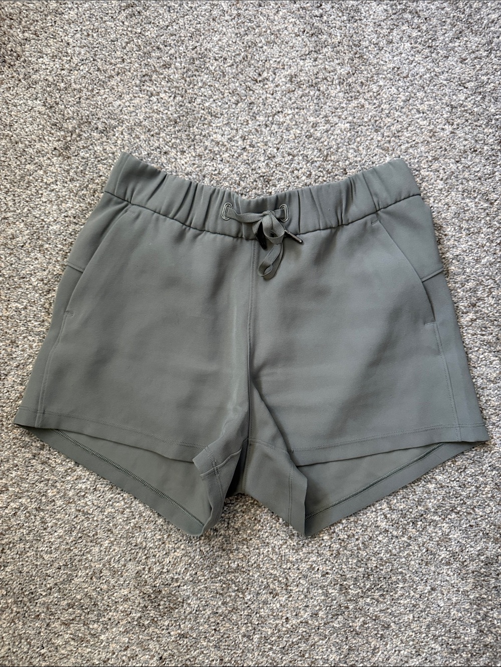 lululemon athletica On The Fly 2.5” mid- rise green short